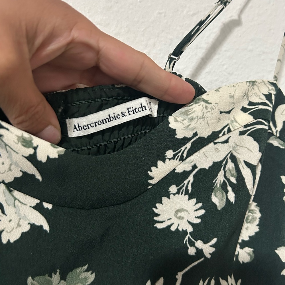 Abercrombie & Fitch High-Slit Midaxi Dress in a green floral print. - Picture 7 of 8
